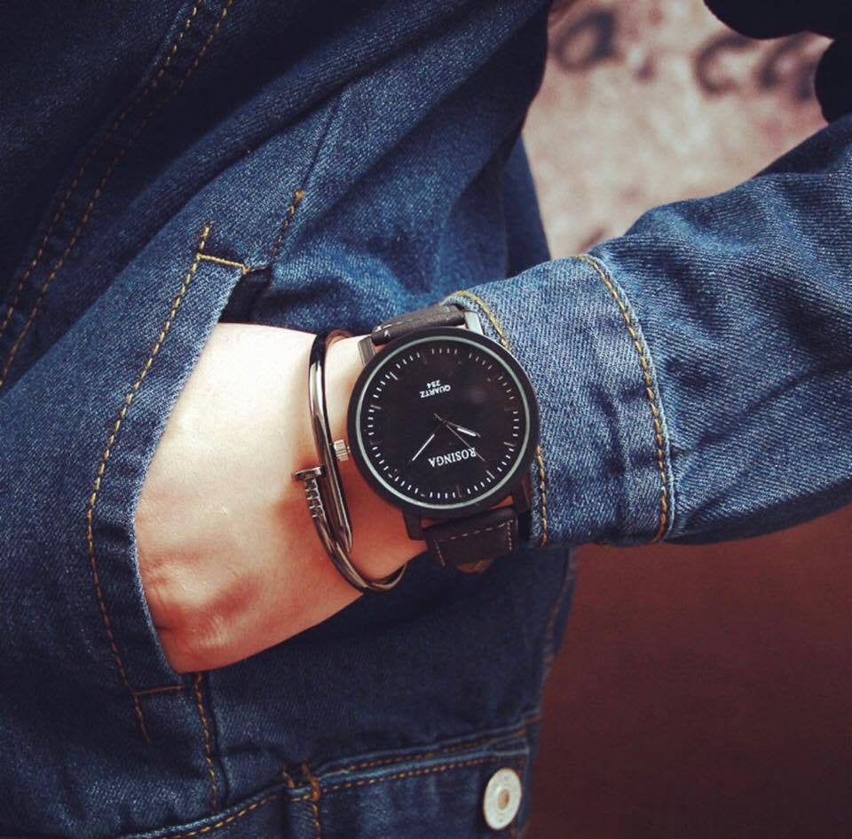 Unisex Leather Quartz Analog Wristwatch For Casual/Sporty Look