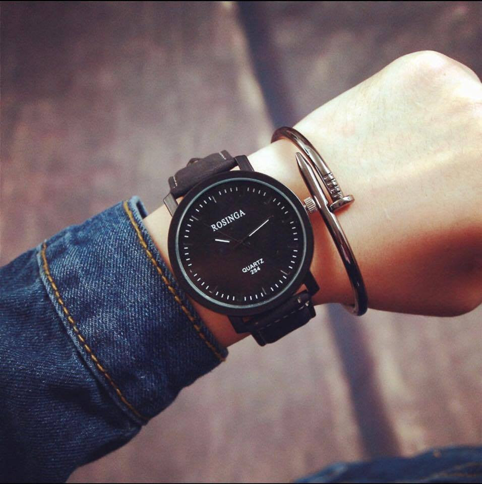 Unisex Leather Quartz Analog Wristwatch For Casual/Sporty Look